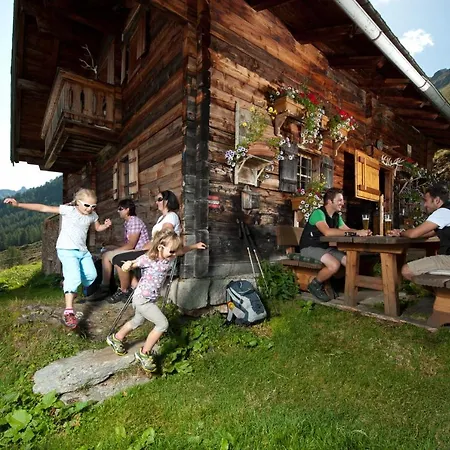 Erwin & Eleonore Huettl I דירה *